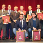 Los Alubieros de Honor, las nuevas cofrades, los maestros de ceremonia, el alcalde y los reconocidos posan tras el acto.