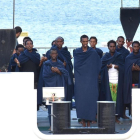 Un grupo de personas reza a bordo del Diociotti, atracado desde hace unos días en el puerto de Catania (Sicilia).