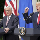 Juncker y Trump, durante la rueda de prensa conjunta que celebraron este miércoles en Washington. /