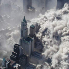 Manhattan se sumió en un caos total tras derrumbarse las torres gemelas como consecuencia del impacto de los dos aviones tripulados por los terroristas.