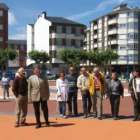 Jesús Esteban, con corbata, y parte de su Corporación, ayer en la plaza Santa Bárbara.