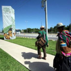 Indígenas caminan junto a la sede de la cumbre.