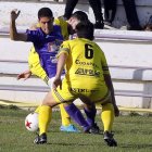 Brítez, a la izquierda, marcó un espléndido gol por su elaboración que valió el triunfo bañezano. MARCIANO