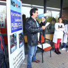 El portavoz de la Plataforma, durante la lectura del manifiesto de rechazo a los recortes. C. SÁNCHEZ