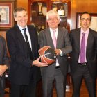 Chamosa, Green, Hermida, Vaquera y Donovan posan con un balón de baloncesto.