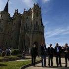 Arsenio García y Juan Vicente Herrera, en el centro, junto a otras autoridades y candidatos, delante del Palacio de Gaudí.