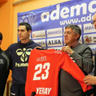 Lamariano con la camiseta con el número 23 flanqueado por el técnico Dani Gordo, el presidente, Tano Franco, y José Carlos Cavero.