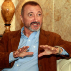 Arturo Pérez Reverte durante un momento de la entrevista con motivo del Magistral de Ajedrez.