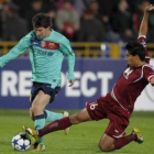 Noboa pelea por el control del balón ante Messi,alaizquierda.