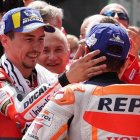 Jorge Lorenzo y Marc Márquez se saludan, sonrientes, en el corralito del circuito de Austria, el pasado mes