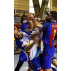 Imagen superior, Entreríos puja con la defensa rival. Derecha, el Naturhouse celebra la victoria. FERNANDO/JESÚS