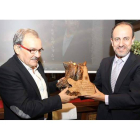 José Luis Prada entregó a Antonio Ovalle la Castaña de Oro, premio que reconoce la donación de su tesoro literario.