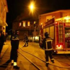 El fuego afectó a una vivienda de la calle La Iglesia y un hombre fue traslado al hospital por inhal
