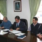 Baudilio Fernández, en el centro y Mariano Torre a su derecha firman los convenios de los cercados