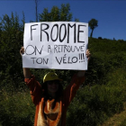 Un aficionado bromea sobre el incidente de Ventoux, durante la etapa de este sábado.
