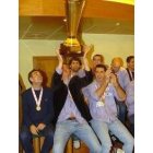 Romero levanta la Copa del Mundo de Túnez y a su lado Garralda