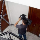Un equipo de televisión graba imágenes en la puerta de la casa de la pareja.