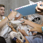 Rudy, con la camiseta del Madrid, no paró de firmar autógrafos tras su presentación oficial.