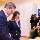 El primer ministro de Islandia y líder del Partido de la Independencia junto a su mujer en el momento de votar.