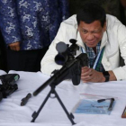 El presidente Rodrigo Duterte prueba un fusil chino.