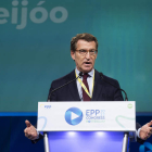 Feijóo ayer, durante su intervención en el congreso del Partido Popular Europeo en Róterdam. DAVID MUDARRA