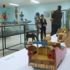 Pedro Rodríguez, con sombrero, conversa con unos visitantes a la exposición.