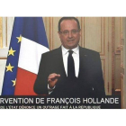 Hollande ofrece su discurso por televisión, previamente grabado en el Elíseo.