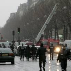 La calle en la que explotó el paquete bomba fue acordonada por policías y miembros del Ejército