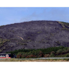 Área del castro calcinada por el incendio en una fotografía tomada desde San Andrés de Montejos.