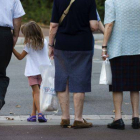 Abuelos pasean junto a su nieta.