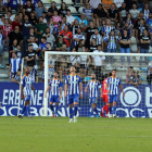 Los jugadores de la Deportiva lamentan el segundo gol del Real Zaragoza en una acción de córner. BARREDO
