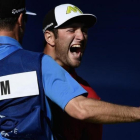 Jon Rahm celebra con su cadi el último tiro que le dio el título en San Diego.