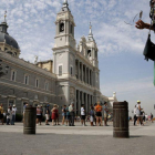 Turistas delante de la catedral de la Almudena.