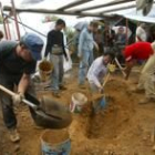 La Asociación de la Memoria exhumó este verano restos enterrados en Cabañinas, entre otras fosas