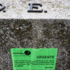 Las pegatinas están colocadas en las tumbas y reclaman a los familiares que acudan al punto de infor