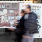 Publicidad de hipotecas fijas y variables en una oficina de Kutxabank en Barcelona.