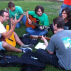 Varios jóvenes, en el grupo de improvisación de música.