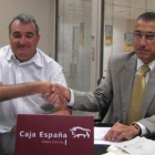 José Antonio Fierro y Roberto Gil, ayer en la firma del convenio.
