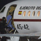 Sergio Morate sube al avión en la ciudad de Timisoara.