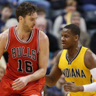 Pau Gasol trata de deshacerse de Lavoy Allen, en el partido que ha enfrentado a los Bulls y los Pacers en Indianápolis.