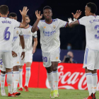 Vinicius recibe la felicitación de sus compañeros tras anotar su segundo gol frente al Levante. CÁRDENAS