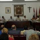 La imagen muestra la celebración de un pleno en el Ayuntamiento de Sahagún en una imagen de archivo
