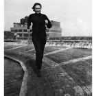 'Betty' Robinson durante uno de sus entrenamientos con una vestimenta de la época.