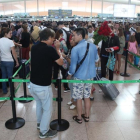 Colas en los controles de seguridad de El Prat este jueves.