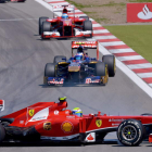 Massa, en primer plano, con Fernando Alonso al fondo.