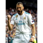 El delantero del Real Madrid Karim Benzema celebra el pase a la final tras eliminar en semifinales al Bayern de Múnich. EMILIO NARANJO