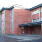 Fachada del Instituto Obispo Argúelles, enclavado en el centro del casco urbano de Villablino