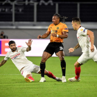 Banega intenta arrebatarle el balón a un contrario. FASSBENDER
