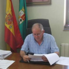 El alcalde roblano, José Luis García, ayer en su despacho durante la rueda de prensa.