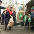 En la foto, un momento del reparto que tuvo lugar ayer frente a la feria Alimentaria en Valladolid